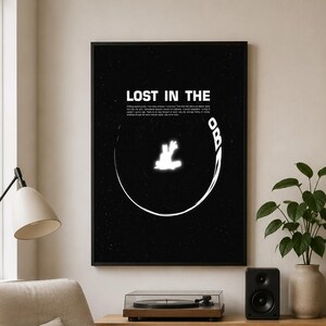 Könnte beinhalten: Ein schwarzes, rechteckiges Wandbild mit dem weißen Text LOST IN THE am oberen Rand, gefolgt von einem kurzen Textabschnitt und einer zentralen Grafik einer weißen Silhouette innerhalb eines weißen Kreises mit den Buchstaben OBO.