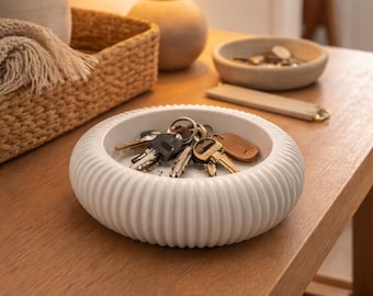 Modern white key tray – Handmade decorative bowl with ribbed texture – 14 cm diameter – Minimalist home design
