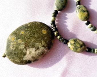 Collar de rimas de 2 hilos de riolita y Kambara Jasper con colgante de riolita
