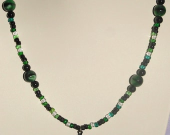 Collar de cuentas negras, verdes y blancas de primavera con flores de metal negro y colgante de vides