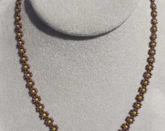 Collar de cadena Daisy púrpura y amarillo con cuentas
