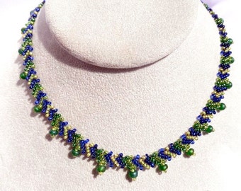 Gargantilla tejida verde y azul con cuentas