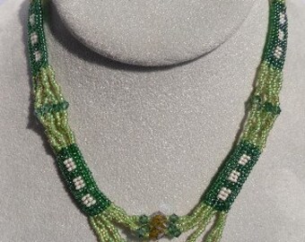 Tejido verde elegante patchwork gargantilla con cuentas