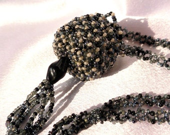 Collar de perlas en negro y gris