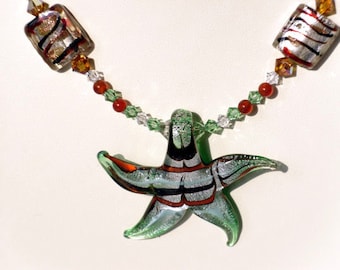 Collar con cuentas de tono de la tierra con colgante de estrella de vidrio con lámparas y cristal de bicone