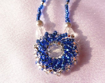 Collar de flores de color azul y plata