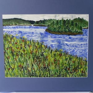 Könnte beinhalten: Aquarellmalerei einer Seelandschaft mit Inseln und üppigem Grün. Der Vordergrund zeigt hohes Gras mit gelben und roten Blumen. Das Wasser ist blau und der Himmel bewölkt. Das Kunstwerk ist in einem blauen Rahmen mattiert.