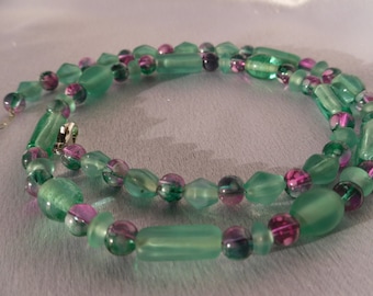 Collar de cuentas de vidrio verde azul y púrpura