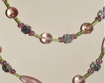 Collar con cuentas de primavera de color rosa floral y verde con cierre de palanca de libélula