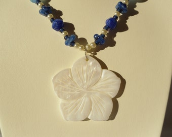 Collar con cuentas de vidrio azul y blanco con colgante de flor de concha