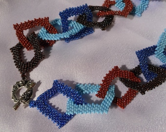 Collar de eslabones de cadena con cuentas marrón y azul