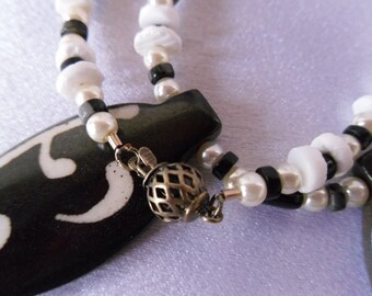 Collar de hueso blanco y negro con piedras semipreciosas