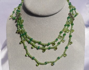 Collar verde con cuentas de 3 hilos con cierre de mariposa