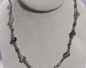Collar púrpura con cuentas de una sola hebra con harinarita