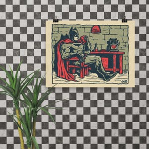 Könnte beinhalten: Ein gerahmter Druck, der Batman in entspannter Pose zeigt, sitzend und aus einer Tasse trinkend. Das Kunstwerk ist im Vintage-Comic-Stil gehalten und verwendet Rot-, Schwarz- und Grautöne. Der Hintergrund ist eine Backsteinmauer.