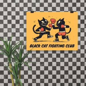 Könnte beinhalten: Ein gelbes Poster mit zwei Illustrationen von schwarzen Katzen, die boxen und rote Handschuhe und Shorts tragen. Das Poster trägt den Text "BLACK CAT FIGHTING CLUB" in schwarzen Buchstaben. Der Hintergrund ist ein schwarz-weißes Schachbrettmuster.