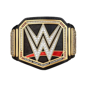 Pode incluir: Um cinturão de campeonato em couro preto com uma grande placa central dourada apresentando um proeminente logotipo W em prata e branco. A placa inclui detalhes em vermelho e o texto WORLD HEAVYWEIGHT CHAMPION. O design é contornado por ouro e pedras claras.