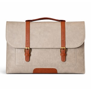 Può includere: Una ventiquattrore grigio chiaro dotata di manico superiore e due cinghie verticali marroni con fibbie in metallo color ottone. La borsa presenta una chiusura a patta rettangolare e un inserto marrone al centro della base.