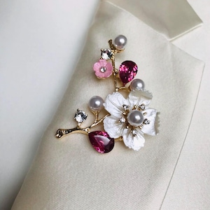 Pärlblomsbrosch: Elegant jacknål i rosa och guld