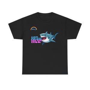 Camiseta con el logo de tiburón de HRT - Camiseta con gráfico de tiburón queer - Camiseta divertida para hombres transgénero - Merchandising LGBT de dibujos animados - Ropa de humor HRT
