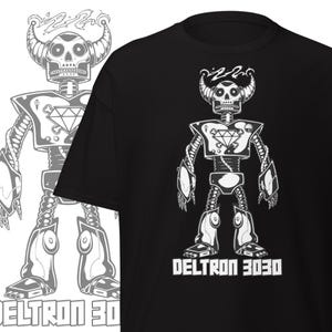 以下が含まれることがあります： 黒いTシャツ。白いイラストは、頭蓋骨のような頭、角、胸にダイヤモンドを持つロボットです。「DELTRON 3030」の文字が白でプリントされています。左側にはロボットの灰色の輪郭が見えます。