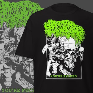 Puede incluir: Camiseta negra con un diseño gráfico que presenta una calavera con pelo verde y el texto "YOU'RE FUCKED" en un recuadro blanco. El diseño incluye un martillo y otros elementos rotos.