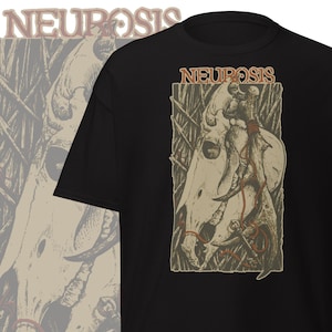Può includere: T-shirt nera con un'illustrazione dettagliata di un teschio e una corda rossa, su uno sfondo di erba alta. La parola "NEUROSIS" è stampata sopra il teschio in un carattere marrone stilizzato. Il design ha un'estetica vintage e leggermente usurata.