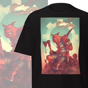 Op de afbeelding: Zwart T-shirt met een gedetailleerde illustratie van een varkensachtig wezen met een bijl en een wapen, zittend op een stapel schedels. Het kunstwerk heeft een vintage stripboekstijl met een turquoise en rood kleurenpalet.