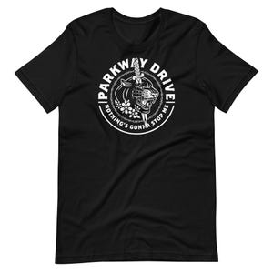 Può includere: T-shirt nera con un disegno circolare bianco. Il disegno include il testo "PARKWAY DRIVE" e "NOTHING'S GONNA STOP ME", una pantera, una spada, fiori e filo spinato.