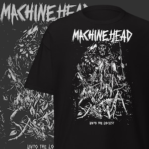 Puede incluir: Camiseta negra con el nombre de la banda "MACHINE HEAD" en letras blancas y dentadas. La camiseta presenta un gráfico blanco detallado de una figura esquelética y el texto "UNTO THE LOCUST" en la parte inferior.