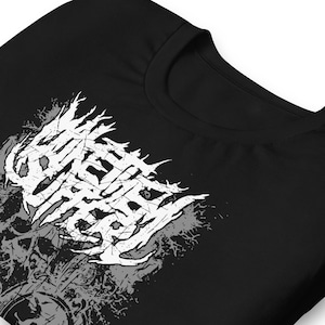 Może przedstawiać: Czarny t-shirt z białym i szarym wzorem graficznym. Projekt wydaje się być stylizowanym, abstrakcyjnym tekstem lub logo, o postarzanym, teksturowanym wyglądzie. Koszulka ma okrągły dekolt i krótkie rękawy.