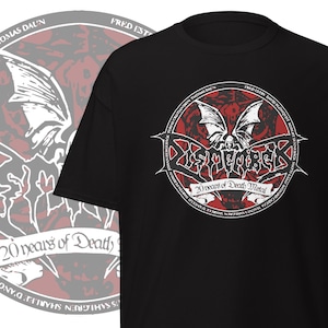 Może przedstawiać: Czarny t-shirt z czerwono-białą grafiką. Projekt zawiera tekst "Dismember" i "20 years of Death Metal", stworzenie podobne do nietoperza oraz nazwiska członków zespołu. Drugi projekt jest widoczny po lewej stronie.