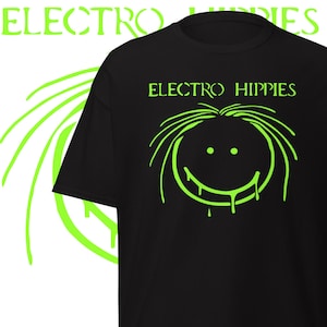 Może przedstawiać: Czarna koszulka z napisem "ELECTRO HIPPIES" i neonowo-zieloną grafiką uśmiechniętej twarzy. Grafika zawiera uśmiechniętą twarz z cieknącą śliną i włosami. Słowa "ELECTRO HIPPIES" są również w kolorze neonowej zieleni.