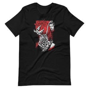 Puede incluir: Camiseta negra con un diseño gráfico en rojo y blanco que muestra un esqueleto, una cabeza cortada y un hacha. El texto "Senseless Decapitation" está escrito en una fuente estilizada.
