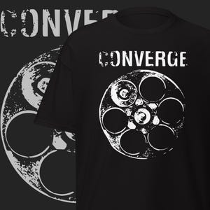 Könnte beinhalten: Schwarzes T-Shirt mit dem Wort "CONVERGE" in verblichener weißer Schrift über einer weißen Grafik eines Revolver-Zylinders. Ein verblasstes, gespiegeltes Bild der Grafik befindet sich links.