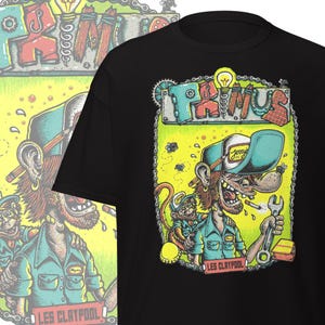 Könnte beinhalten: Schwarzes T-Shirt mit einer farbenfrohen Grafik eines Affenmechanikers mit einem Schraubenschlüssel, der eine blaue Kappe mit "Jerry" trägt. Das Wort "PRIMUS" steht oben und "LES CLAYPOOL" unten.