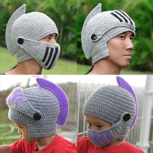 Könnte beinhalten: Gehäkelte Ritterhelme in Grau mit schwarzen oder lila Akzenten. Die Helme haben einen Visier und einen Kamm, der an mittelalterliche Rüstungen erinnert. Die Hüte werden an verschiedenen Personen gezeigt, um das Design und die Passform zu demonstrieren.