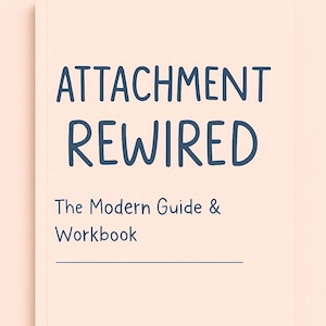 Op de afbeelding: Een crème-kleurig boek met de marineblauwe titel "ATTACHMENT REWIRED". Onder de titel staat de tekst "The Modern Guide & Workbook", gescheiden door een horizontale lijn. Het boek heeft een minimalistisch ontwerp.