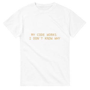 Peut inclure: T-shirt blanc avec le texte orange "MY CODE WORKS I DON'T KNOW WHY". Le t-shirt est fait d'une matière douce et a des manches courtes. Un vêtement décontracté et confortable pour un usage quotidien.