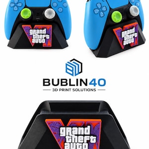 Può includere: Un supporto di ricarica nero per controller con il logo Grand Theft Auto V in arancione e viola. Il supporto è mostrato sia vuoto che con un controller di gioco blu brillante dotato di una levetta verde lime e una bianca.