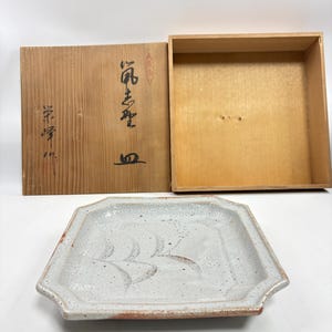Piatto in ceramica giapponese vintage Nezumi Shino, firmato, con scatola originale in legno Tomobako, codice 25740.