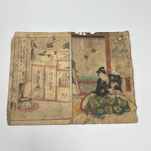 Puede incluir: Antigua xilografía japonesa que representa una figura sentada con vestimenta tradicional. La impresión muestra colores vibrantes y detalles intrincados, con texto japonés e imágenes de una habitación y un paisaje. La obra de arte está sobre papel envejecido.