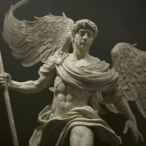 Puede incluir: Una escultura detallada de un ángel con grandes alas emplumadas. La estatua está tallada en piedra de color claro, con intrincados detalles en las alas, la indumentaria y los rasgos faciales. El ángel sostiene un báculo y está envuelto en vestiduras clásicas.