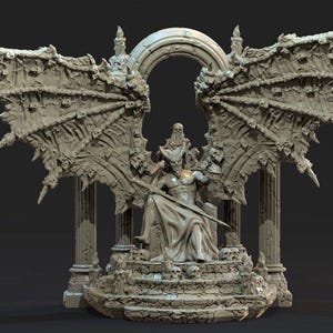 Op de afbeelding: Een gedetailleerd beeldhouwwerk van een gevleugelde demon die op een troon zit. De figuur houdt een zwaard vast en is omgeven door architectonische elementen, waaronder zuilen en een boog. Het beeldhouwwerk is lichtgrijs.