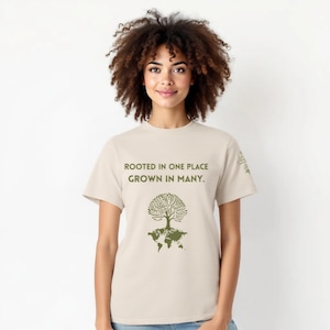T-shirt enraciné au même endroit, cultivé dans plusieurs - Sable et vert | Chemise d'expatrié en coton premium | T-shirt doux unisexe pour voyageurs et expatriés |