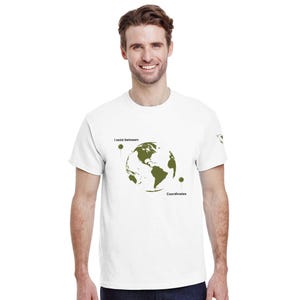 J'existe entre mes coordonnées T-shirt unisexe premium pour expatriés - Conception de carte de la Terre pour les voyages dans le monde - T-shirt blanc avec impression de carte pour les nomades
