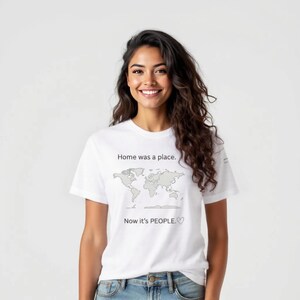 T-shirt unisexe premium pour expatriés - « La maison était un lieu, maintenant ce sont les gens » - Chemise carte grise sur blanc - T-shirt en coton premium pour expatriés et nomades