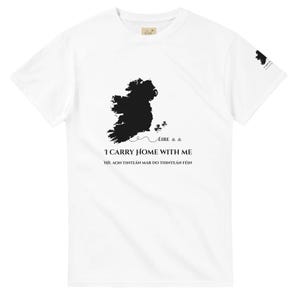 T-shirt irlandais pour expatriés – I Carry Home With Me | T-shirt blanc avec carte d'Éire et dicton gaélique | Livraison gratuite | Cadeau pour les Irlandais de l'étranger