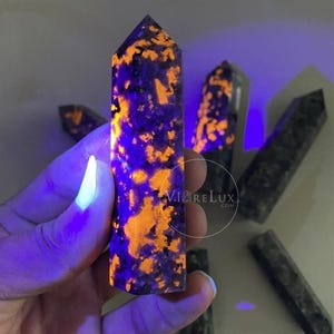 Yooperlite Obelisk Tower Stone UV Reactive Crystal Flame Stone Fluorescent Healing Stone for Energy Work, Meditation,Reiki,Home Decor