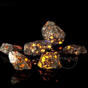 Yooperlite Stone UV Reactive Crystal Flame Stone Fluorescent Healing Stone for Energy Work, Meditation,Reiki,Crystal Collection,Home Decor